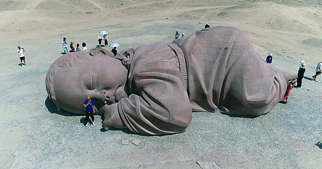 甘肃瓜州,大地之子,雕塑,震撼生命力表达,强烈视觉效果