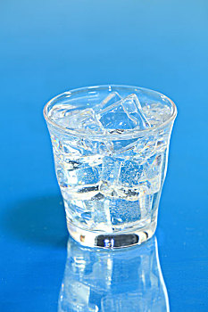 水,玻璃杯,冰块