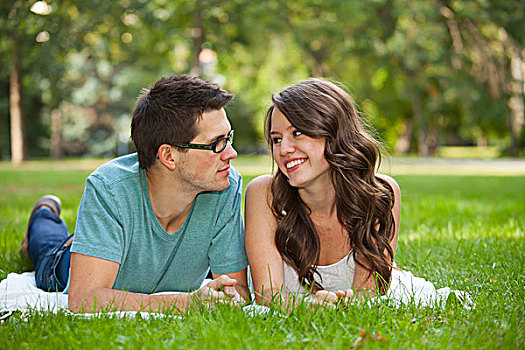 新婚夫妇,消费,美好时光,一起,公园,艾伯塔省,加拿大