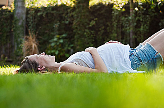 年轻,孕妇,躺着,草