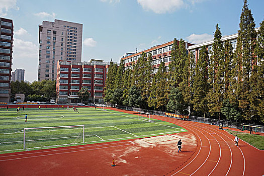 上海交通大学校园足球场运动的学生