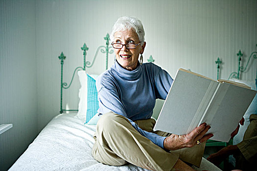 肖像,老年,女人,坐,床,书本,微笑