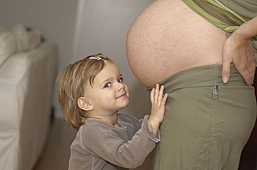 孕妇,露脐衫,站立,幼儿,女孩,接触,腹部