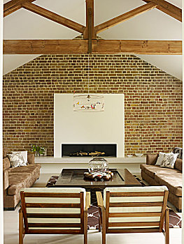 扶手椅,白色,垫子,木质,框架,沙发,低,茶几,正面,壁炉,烟囱,胸部,砖墙