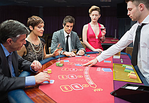 四个人,玩,纸牌,赌场