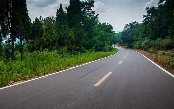 沿着山丘的柏油路局部