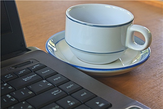 咖啡杯,笔记本电脑,桌上