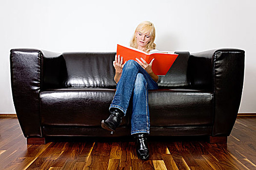 坐,女人,黑色,沙发,读,红色,书本
