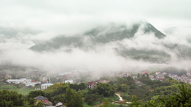 晨雾中的桐庐山村