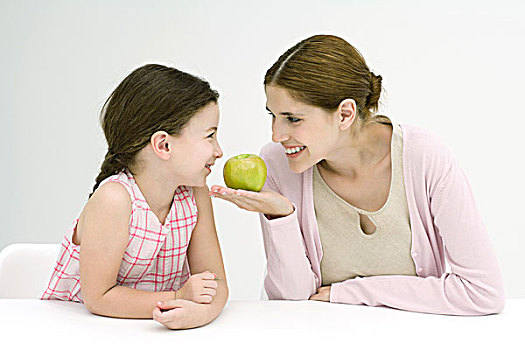 母女,坐,面对面,微笑,相互,女人,拿着,苹果
