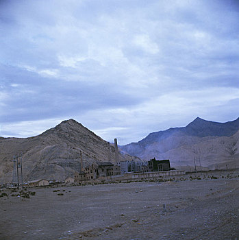 青海昆仑山下的水泥厂,青藏高原