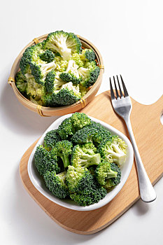 保健蔬菜西蓝花摆放在桌面上