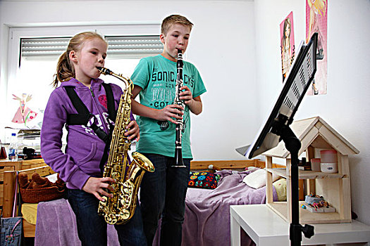 兄弟姐妹,男孩,12岁,女孩,10岁,实践,单簧管,萨克斯管,房间