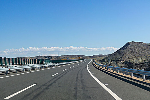 戈壁滩高速公路汽车背景-直行