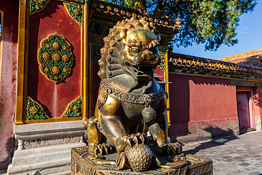 北京故宫养心门前鎏金铜狮
