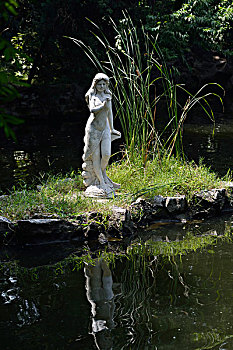 华山花园少女雕像