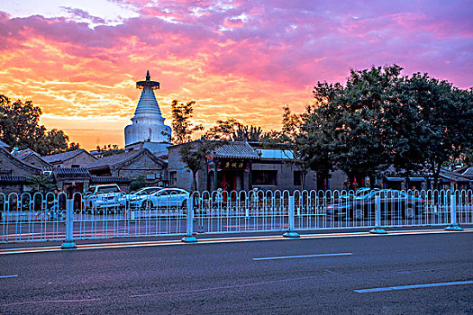 夕阳下的白塔寺