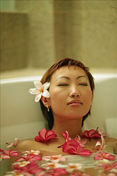 女人,放松,浴缸,花,漂浮
