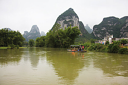 广西黑衣壮族风景区景色倒影竹筏