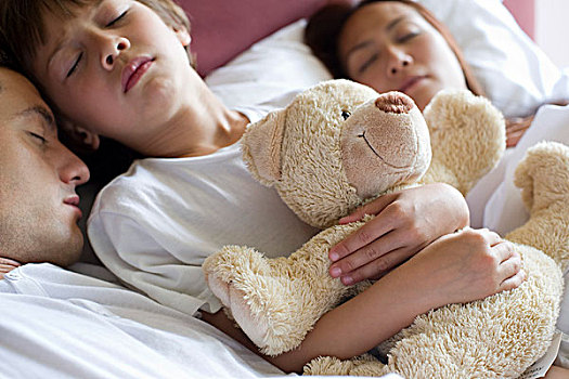 男孩,睡觉,床,父母,拿着,泰迪熊