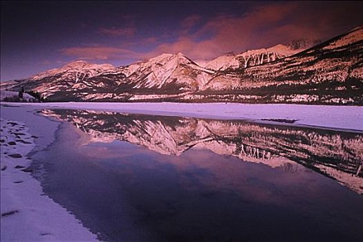 山脉,阿萨巴斯卡河,碧玉国家公园,艾伯塔省,加拿大