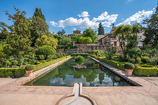 景观西班牙格拉纳达阿尔罕布拉宫内的建筑,阿拉伯风格雕刻细节西班牙