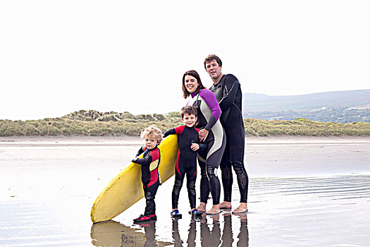 家庭,两个男孩,冲浪板,海滩