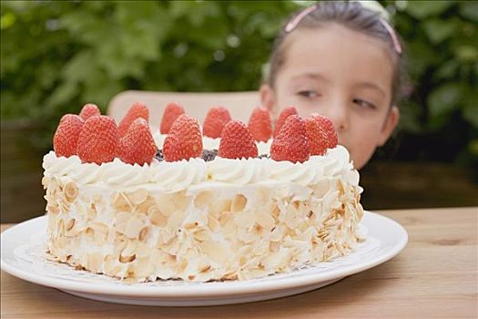 小女孩,后面,大,草莓蛋糕