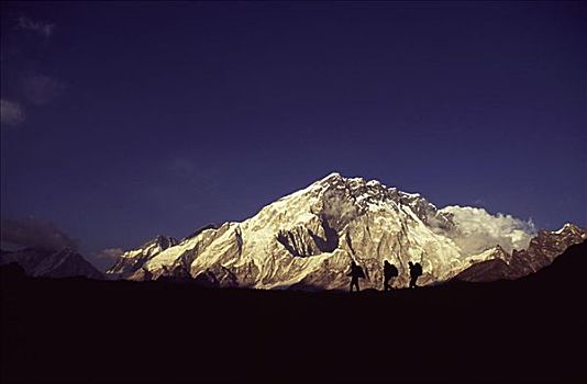 攀升,尼泊尔