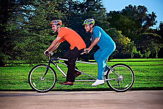 两个男人,骑,双人自行车