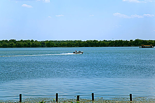 昆明湖上的快艇和游船