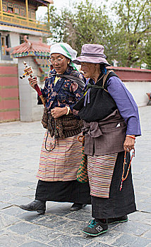 转经中的藏族妇女