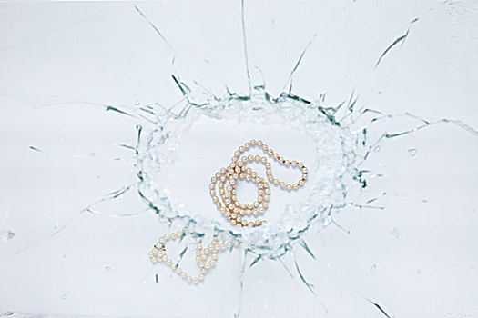 珍珠项链,碎玻璃