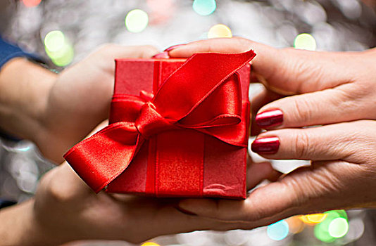 情侣的手,礼品盒,送礼物,互换礼物