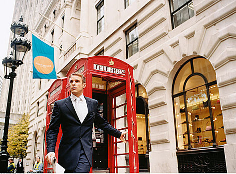商务人士,离开,电话亭,伦敦,英格兰