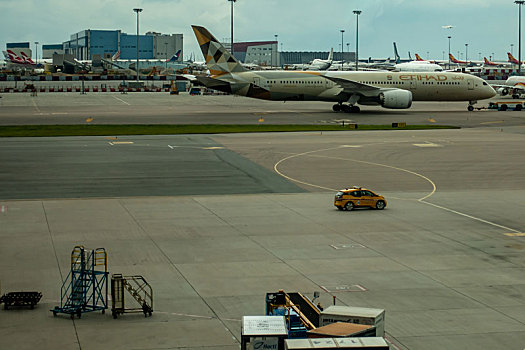 阿联酋阿提哈德航空的客机正在香港国际机场跑道上