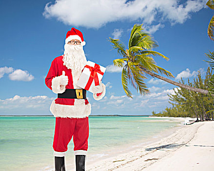 圣诞节,休假,旅行,人,概念,男人,服饰,圣诞老人,礼盒,展示,竖大拇指,手势,上方,热带沙滩,背景