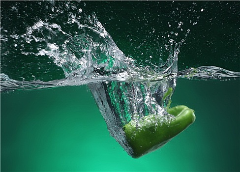 青椒,落下,水,绿色背景
