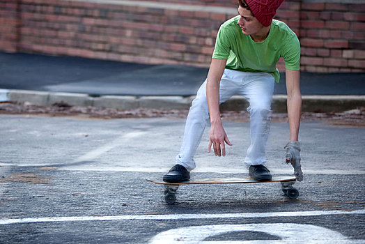 青少年,骑,滑板,湿,街道