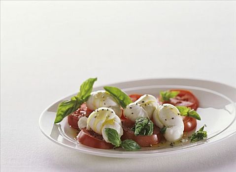 沙拉,罗马,西红柿,打结,白干酪,白色背景,盘子