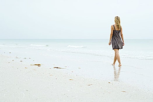女人,太阳裙,走,海滩,后视图