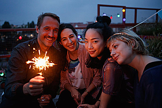 头像,高兴,男人,拿着,闪闪发光,坐,女性朋友,夜晚