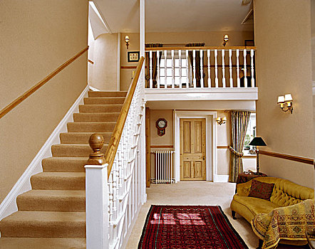 传统,金色,走廊,楼梯,沙发,投掷,地毯
