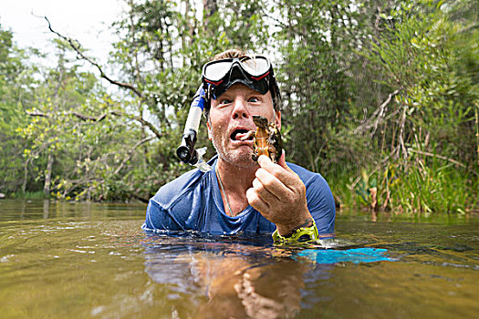 男人,水中,拿着,泥,龟,做鬼脸,土耳其,溪流,佛罗里达,美国