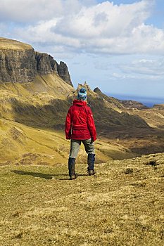 苏格兰,斯凯岛,女性,行走,穿,红色,防水,向外看,风景,半岛