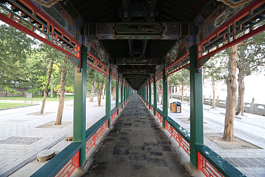 北京皇家园林颐和园长廊