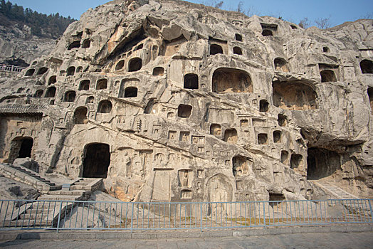 龙门石窟的满山洞窟