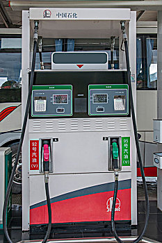 重庆至长沙g5517高速公路上的加油站