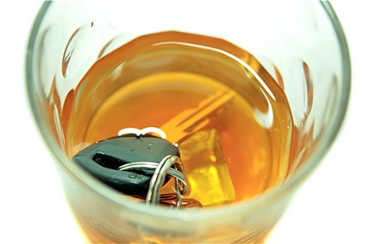 车钥匙,威士忌,大玻璃杯