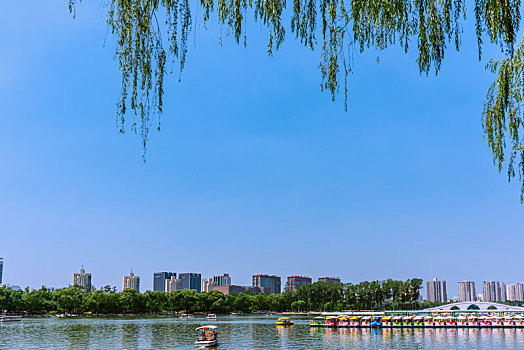 中国北京玉渊潭公园的湖边园林建筑